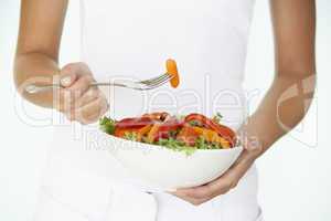 Jemand hält eine große Salatschüssel