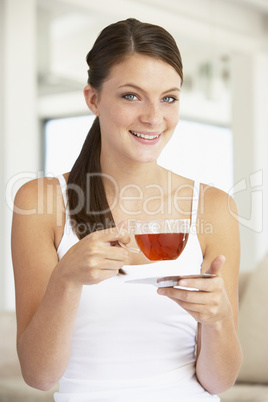 Eine Junge Frau mit einer Tasse Tee
