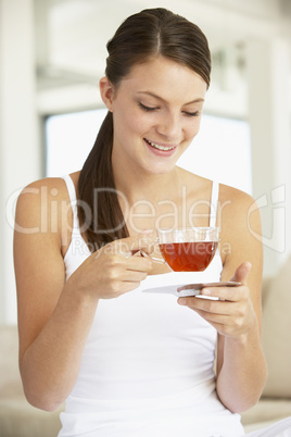 Eine Junge Frau mit einer Tasse Tee