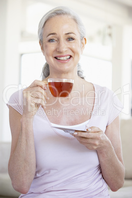 Eine Frau  mit einer Tasse Tee