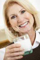 Eine Dame hält ein Glas Milch