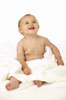 Süßes Kleinkind nackt in einem weißen Badetuch