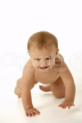 Süßes Kleinkind krabbelt nackt auf weißen Boden