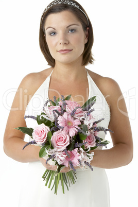 Portrait einer jungen, hübschen Braut mit Brautstrauß.