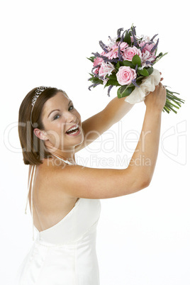 Bild einer jungen, hübschen Braut die den Brautstrauß wirft.