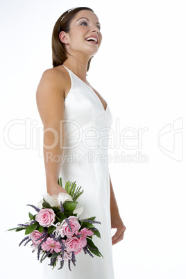 Bild einer jungen, hübschen Braut mit Brautstrauß.