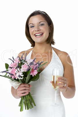 Bild einer jungen, hübschen Braut mit Brautstrauß und Champagner.