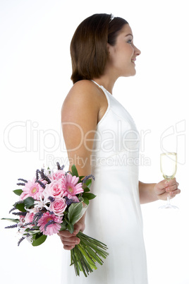 Bild einer jungen, hübschen Braut mit Brautstrauß und Champagner.