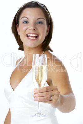 Bild einer jungen, hübschen Braut mit Champagner.
