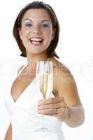 Bild einer jungen, hübschen Braut mit Champagner.