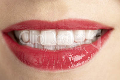 Schöner roter Strahlemund mit weißen Zähnen