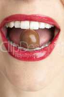 Schöner roter Mund und weiße Zähne mit schokobon