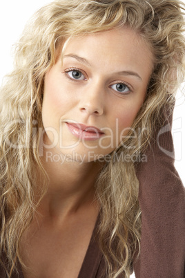 Portrait einer jungen, hübschen Frau mit langen, blonden Haaren.