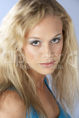 Portrait einer jungen, hübschen Frau mit langen, blonden Haaren.