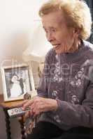 Ältere Dame mit Fernbedienung in der Hand