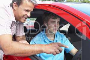 Fahrlehrer schult  jungen Mann
