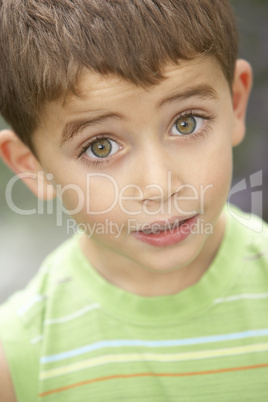 Kleiner braunhaariger Junge mit tollen großen Augen