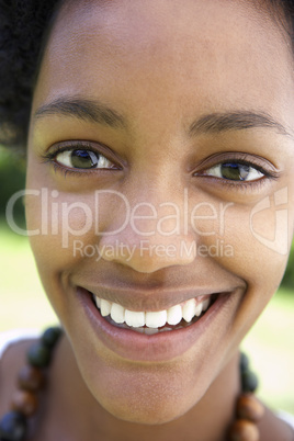 Junges Mädchen mit dunkler Haut lacht in die Kamera