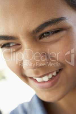 Ein Junge mit dunklen Augen lacht