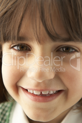 Kleines Mädchen mit braunen Haaren lacht