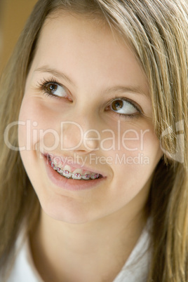 Schönes dunkelhaariges Mädchen mit Zahnspange