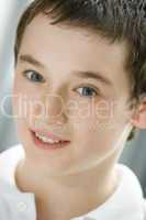 Junge mit kurzen braunen Haaren und blauen Augen