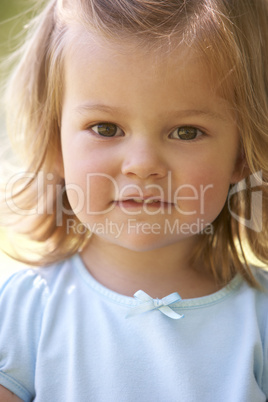 Kleines Mädchen mit hellblauen Schleifchen-T-Shirt