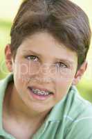 Dunkelhaariger Junge mit Zahnspange