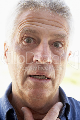 Älterer Mann mit grauen Haaren blickt erstaunt