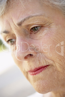 Ältere Frau mit ernsten Blick