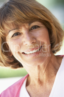 Ältere schöne Frau lacht
