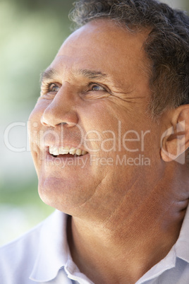 Älterer Mann lacht in den Himmel