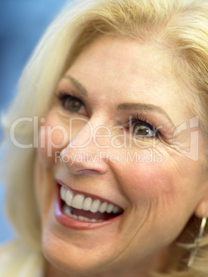 Schöne blonde Frau mittleren Alters lacht