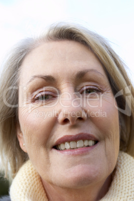 Ältere Frau lacht in die Kamera