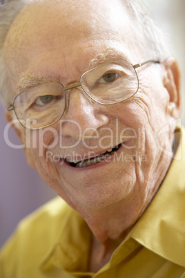 Alter Mann mit Brille lacht