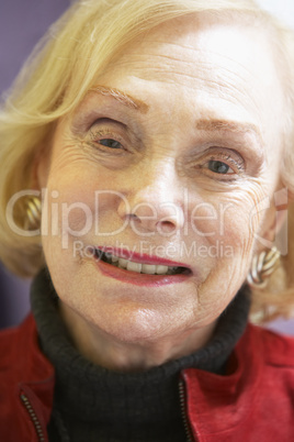 Schöne alte Frau lacht