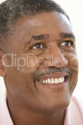 Älterer afroamerikanischer Mann lacht in die Kamera mit Blick nach oben