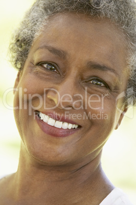 Schöne ältere afroamerikanische Frau lacht