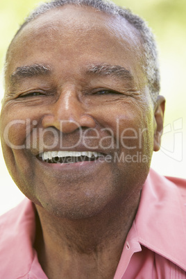 Älterer afroamerikanischer Mann lacht in die Kamera