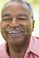 Älterer afroamerikanischer Mann lacht in die Kamera