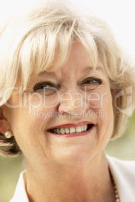 Ältere Frau lacht in die Kamera