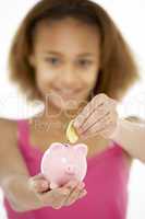 Junges Mädchen hält ein rosa Sparwschein in der Hand
