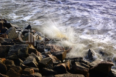Nordseebrandung auf die Felsen am Ufer mit Wasserspritzern
