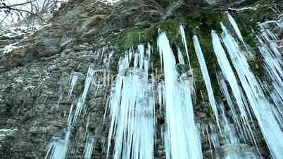 riesige Eiszapfen am Steinbruch