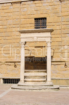 Pienza Brunnen - Pienza well 02