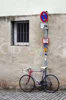 Fahrrad und Verkehrszeichen