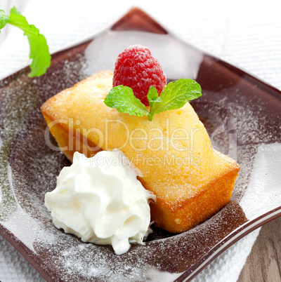 Vanillekuchen mit Sahne / vanilla cake with cream