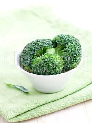 frische Brokkoliröschen in Schale / fresh broccoli floret in bo