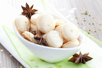 Anisplätzchen in Schale / anise cookies in bowl