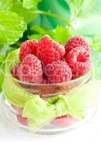 frische Himbeeren im Glas / fresh raspberries in a glass